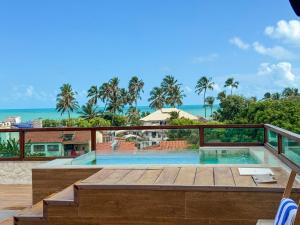 a swimming pool with a view of the ocean at Hotel Kanto Do Chico Conceito in Icaraí