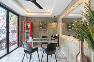 a dining room with a table and chairs at Casa Presentacion Adaz Hotel in Santa Marta