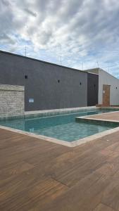 a swimming pool on the side of a building at Casa para lazer e confraternização in Senador Canedo
