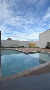 a swimming pool in front of a building at Casa para lazer e confraternização in Senador Canedo