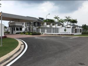 an empty parking lot in front of a building at Wonder Villa in Bandar Penawar