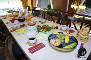 a table with a bunch of food on it at The Montana City Hotel in Bostaniçi