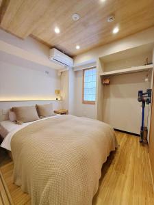 a bedroom with a large bed in a room at Ueno K in Tokyo
