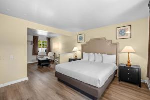 a hotel room with a bed and a desk at Rose Garden Inn - San Jose Airport in San Jose