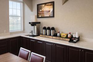 a kitchen with a counter with a coffee maker at Motel 6 Lake City, FL – Medical Center in Lake City +26 photos
