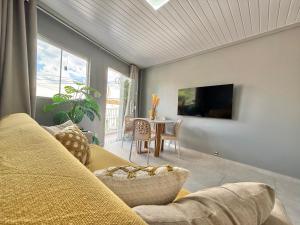 a living room with a couch and a table at Apto moderno no Centro Com Ar e Wi-Fi in Caruaru