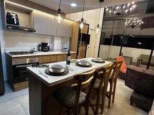 a kitchen with a table with chairs and a counter top at Apartamento duplex villa 19 de lujo in Armenia