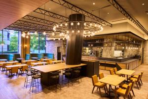 a restaurant with tables and chairs and a bar at Villa Fontaine Grand Tokyo Shiodome in Tokyo