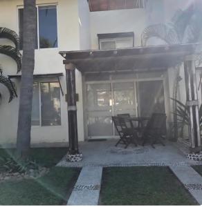 a patio with a table and chairs in front of a building at Villa en Terrasol Diamante in Acapulco