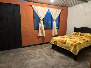 a bedroom with a bed and a window at Villa Xanvil in Zinacantán