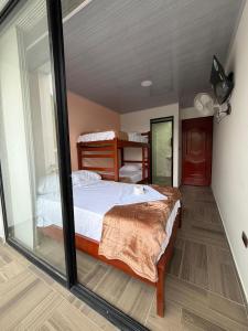 ein Schlafzimmer mit zwei Etagenbetten und einem Fenster in der Unterkunft Hotel Lancan - Pauna, Boyacá in Pauna