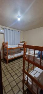 ein Schlafzimmer mit zwei Etagenbetten in einem Zimmer in der Unterkunft Oasis Maceio in Maceió