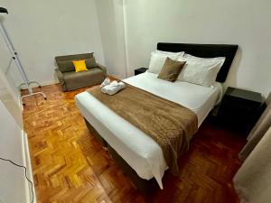 a bedroom with a large bed and a lamp at Apartamento Premium Liberdade in São Paulo