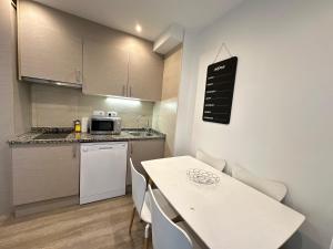 a kitchen with a table and a counter top at Sky 401 by CONFORTSKY in Pas de la Casa