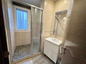 a bathroom with a shower and a sink at Sky 401 by CONFORTSKY in Pas de la Casa