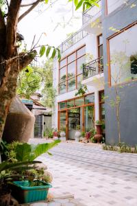 a courtyard of a house with plants and a building at Gampaha Heritage in Gampaha