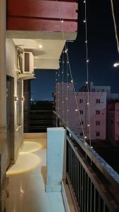 ein Balkon eines Gebäudes bei Nacht mit Lichtern in der Unterkunft Hotel The Devaraj in Bhubaneshwar