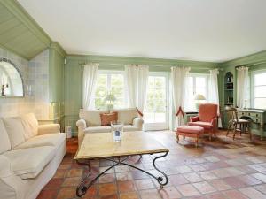 a living room with a couch and a table at Heidehaus in Kampen +1 photo