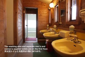 ein Badezimmer mit einer Reihe von Waschbecken und Spiegeln in der Unterkunft miscu in Minakami + 25 Fotos