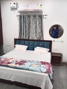 a bedroom with a bed and a window with at Ram Priya hotel in Basāri