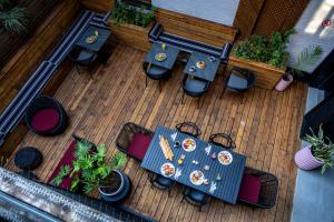 an overhead view of a table and chairs on a patio at Lofts Le Plateau in Montreal