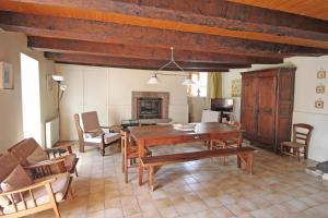 ein Wohnzimmer mit einem Holztisch und Stühlen in der Unterkunft Vichez in Beaumont