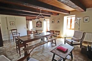 ein Wohnzimmer mit einem Holztisch und Stühlen in der Unterkunft Vichez in Beaumont