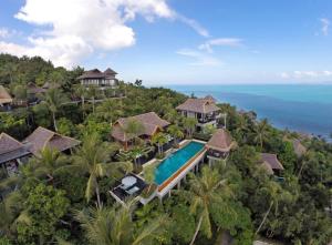 eine Luftaufnahme eines Resorts mit Swimmingpool und Meer in der Unterkunft Four Seasons Resort Koh Samui in Mae Nam