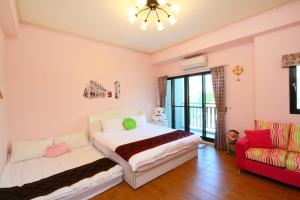 Un pat sau paturi într-o cameră la Birds Flower B&B