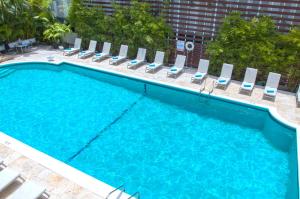 Bazén v ubytování Dorchester Hotel & Suites nebo v jeho okolí