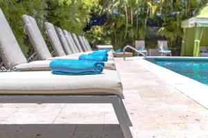 Bazén v ubytování Dorchester Hotel & Suites nebo v jeho okolí
