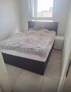 a small bed in a room with a window at Deck 3 in Cuxhaven