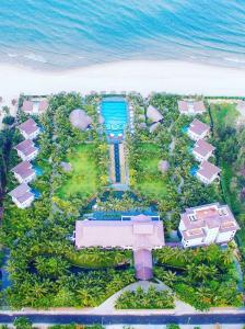 z powietrza widok na ośrodek w pobliżu oceanu w obiekcie Sonata Resort & Spa w mieście Phan Thiet