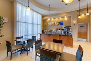 a restaurant with tables and chairs and a bar at Comfort Suites Barstow near I-15 in Barstow