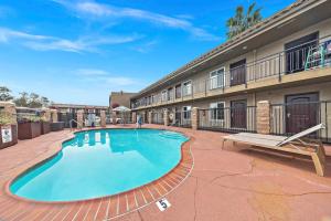a swimming pool in front of a building at Econo Lodge Inn & Suites Escondido Downtown in Escondido