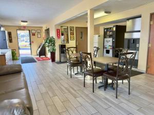 a dining room and living room with a table and chairs at Econo Lodge Lansing - Leavenworth in Lansing