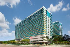 un edificio alto con finestre blu sul lato di Regal Riverside Hotel a Hong Kong