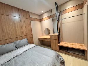 a bedroom with a bed and a sink and a mirror at Hendi Homestay E No 8 Puriloka1 in Batam Center