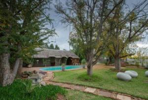 a yard with a house and a swimming pool at Sundown Lodge and Confrence in Aliwal North