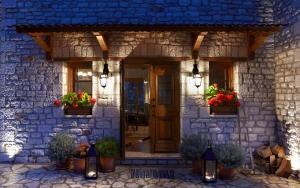 梅加克瑞奥Levanta的石头房子,有盆栽植物和门