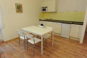Kuchyň nebo kuchyňský kout v ubytování Toldi Apartments Pécs