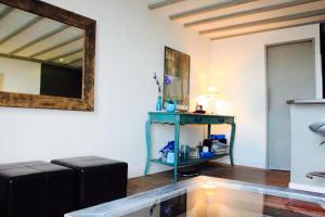 - un salon avec un canapé et un miroir dans l'établissement Superbe T3 duplex parking privé gratuit sur place, à Bordeaux