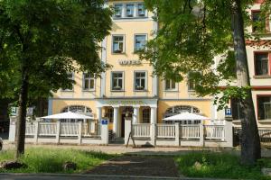 un edificio con dos sombrillas blancas delante de él en Alt-Weimar, en Weimar