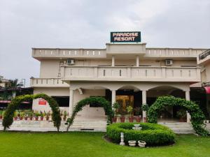 a building with a sign that reads perimeter resort at Paradise Resort Paonta in Pāonta Sāhib