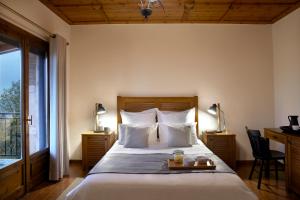 1 dormitorio con 1 cama y escritorio con 2 lámparas en Levanta, en Méga Khoríon