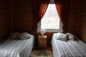 En eller flere senge i et værelse på Villa Vantus