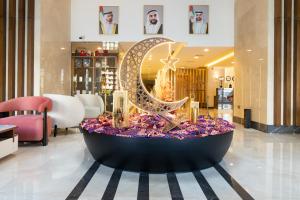 a lobby with a large fountain in the middle at Reya Creek Hotel in Dubai
