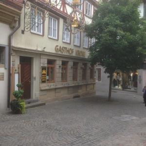 un edificio en una calle con un árbol delante en Brauereigasthof Krone Öhringen en Öhringen