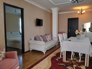 ein Wohnzimmer mit Sofa und Tisch in der Unterkunft Lellia in Martvili