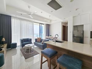 a room with a kitchen and a living room at Evolve - Céleste in Colombo
